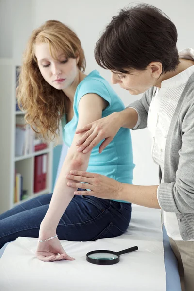 CONSULTAZIONE DELLA DERMATOLOGIA DONNA — Foto Stock