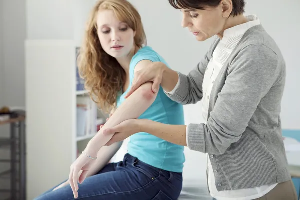 CONSULTAZIONE DELLA DERMATOLOGIA DONNA — Foto Stock