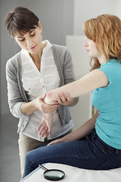 CONSULTAZIONE DELLA DERMATOLOGIA DONNA — Foto Stock