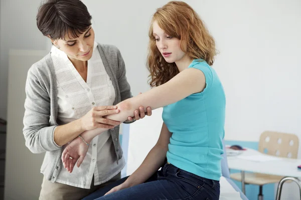 CONSULTAZIONE DELLA DERMATOLOGIA DONNA — Foto Stock