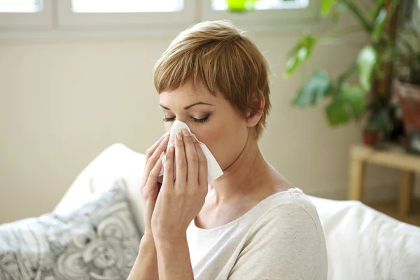 WOMAN  WITH RHINITIS — Stock Photo, Image