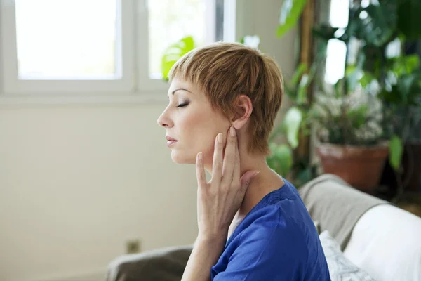 Боль в ушах у женщины — стоковое фото