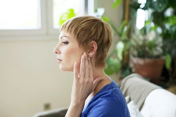 Oorpijn in een vrouw — Stockfoto