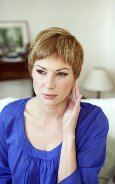 EAR PAIN IN A WOMAN — Stock Photo, Image