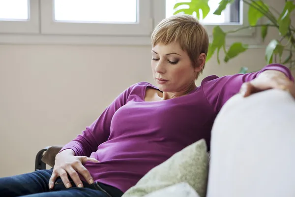 Abdominale pijn in een vrouw — Stockfoto