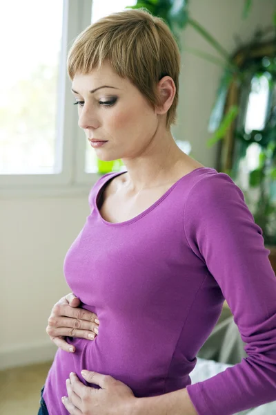 Ból brzucha u kobiety — Zdjęcie stockowe