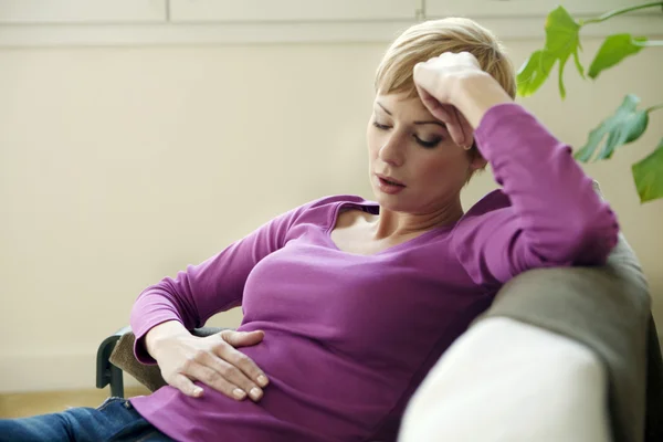 Abdominale pijn in een vrouw — Stockfoto