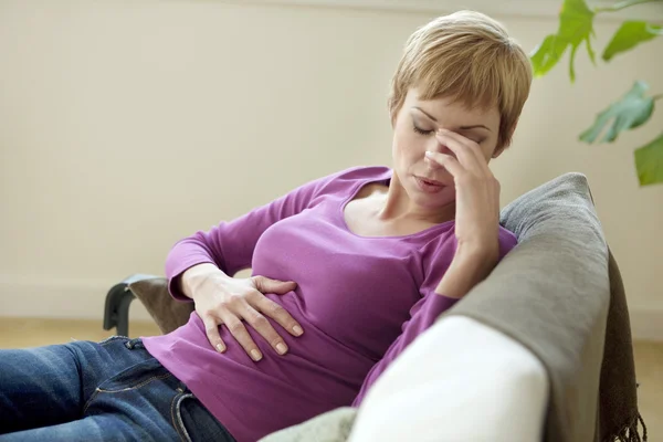 ABDOMINAL PAIN IN A WOMAN — Stock Photo, Image