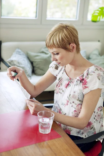 Mujer tomando medicamentos — Foto de Stock