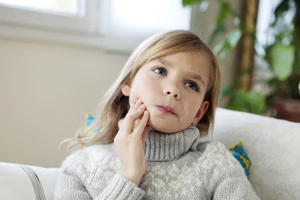 TOOTH DISPONIBILE IN UN BAMBINO — Foto Stock