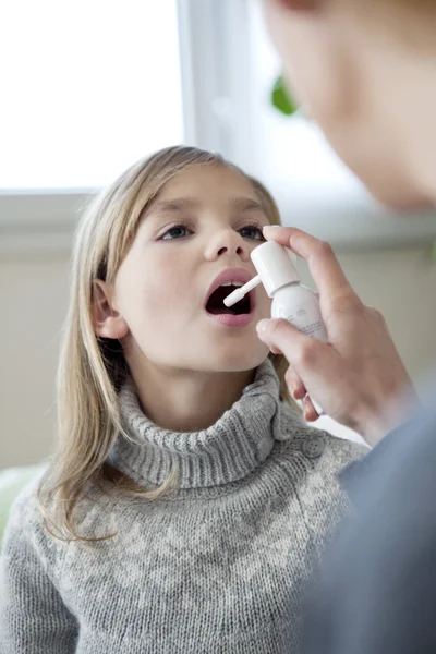 Dítě pomocí spreje v ústech — Stock fotografie