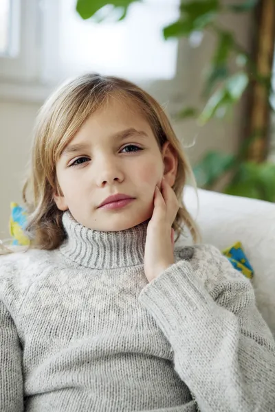 PAINFUL TOOTH IN A CHILD — Stock Photo, Image