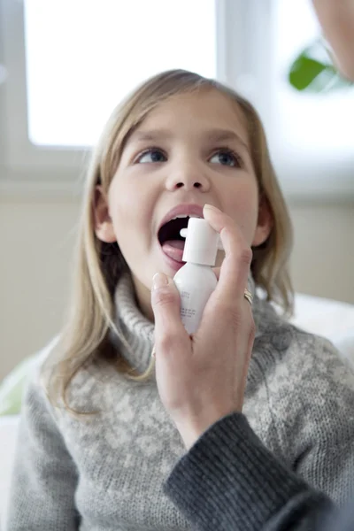 CHILD USING SPRAY IN MOUTH — Stock Photo, Image