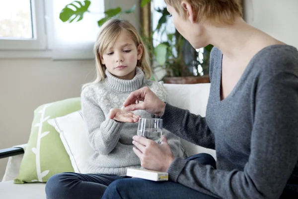 Barn med medicinering — Stockfoto