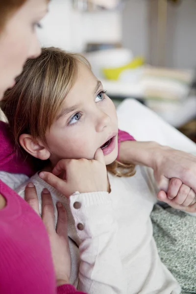 Pijnlijke tand in een kind — Stockfoto