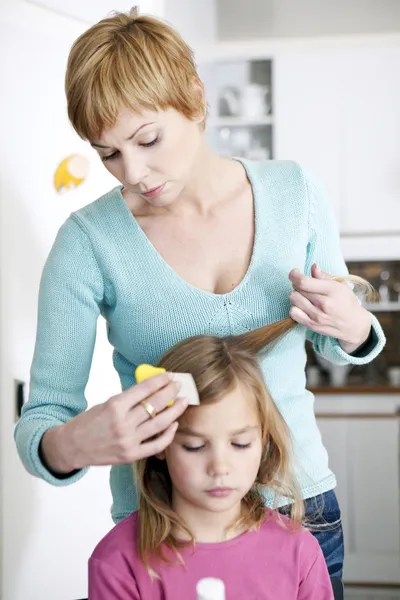 Behandlung von Läusen — Stockfoto