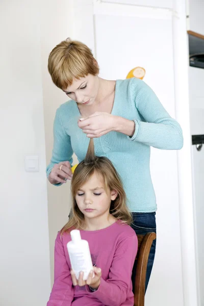 Behandeling van luizen — Stockfoto