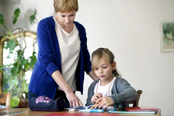 Kind macht Hausaufgaben — Stockfoto