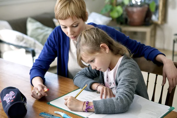 Enfant faisant ses devoirs — Photo