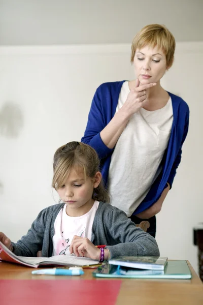 Bambino che fa i compiti — Foto Stock