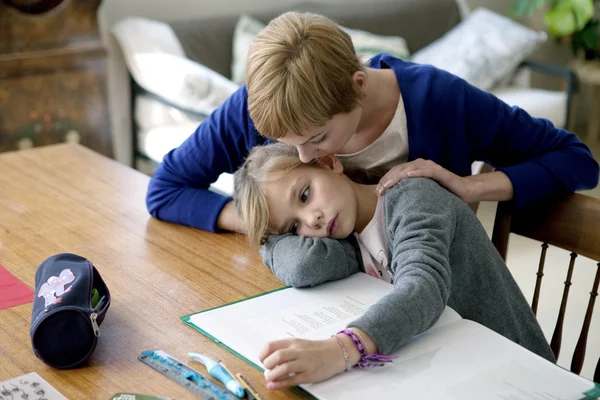 Kind macht Hausaufgaben — Stockfoto