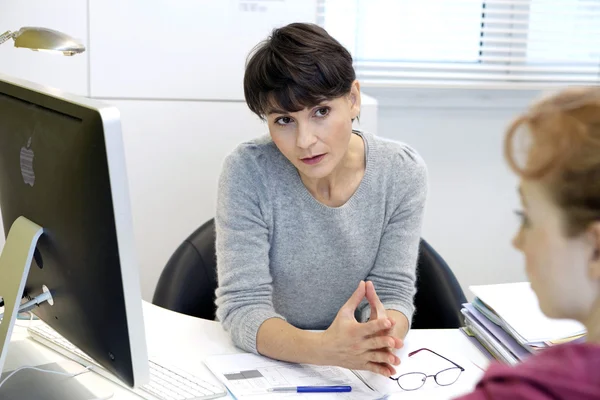 Flicka besök en läkare — Stockfoto