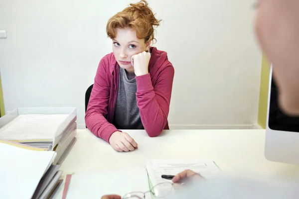 Ragazza visitare un medico — Foto Stock