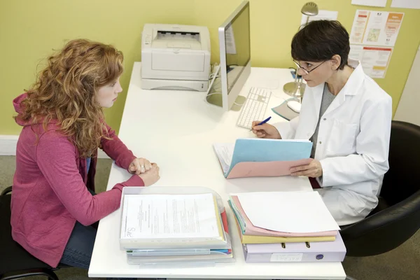 Fille chez le médecin — Photo