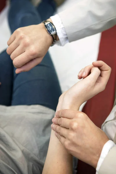 Doctor measures pulse — Stock Photo, Image