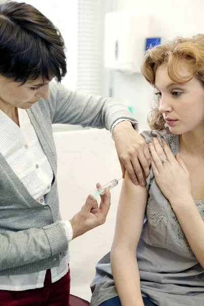 Doctor give an injection — Stock Photo, Image