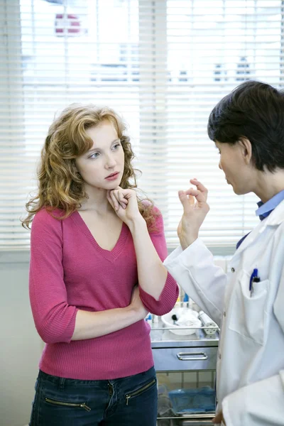 Menina visita um médico — Fotografia de Stock