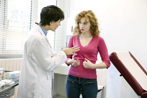 Menina visita um médico — Fotografia de Stock
