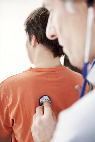 Doctor escuchando a un chico — Foto de Stock