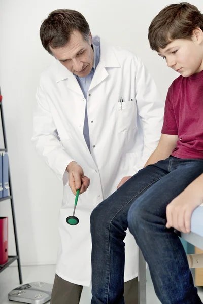 Нейропатолог осматривает мальчика — стоковое фото
