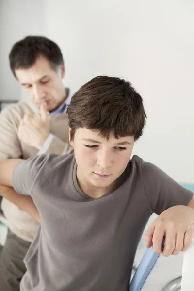 Doctor examines a boy's back — Stock Photo, Image