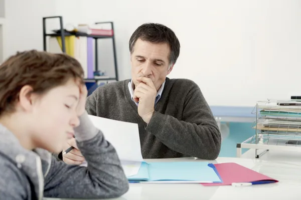 Dottore alla ricerca di ragazzo cartella clinica — Foto Stock