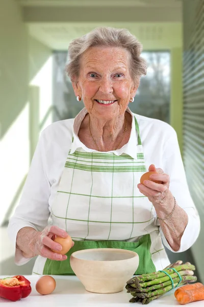 Felice Donna Anziana Cucina — Foto Stock