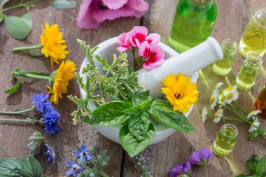 harç ve temel oik şişe arkadaki bleue ahşap tahta zemin üzerine taze otlar ile aromaterapi tedavi için temel yağlar