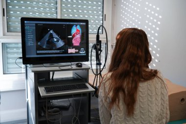 Students and their teacher during an echography simulation workshop on a robot mannequin.