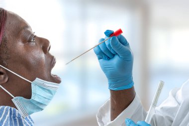 Doktor, 2019 nCoV analizi için tüp bezi tutuyor. Coronavirus testi. Mavi tıbbi eldiven ve koruyucu yüz maskesi.