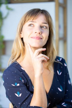 A young woman with a memory lapse.