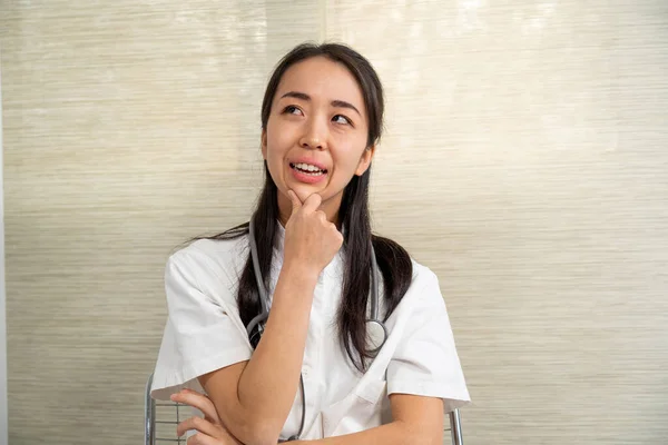 Asian Doctor Woman Teleconsultation — Stockfoto