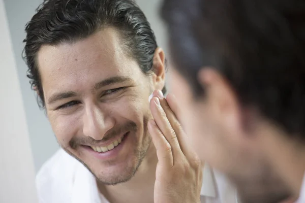 Hombre Aplicando Crema Facial —  Fotos de Stock