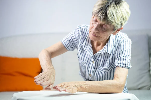 Old Woman Looking His Hands — Stockfoto