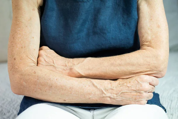 Arm Old Woman — Stockfoto