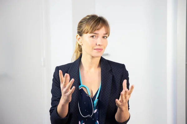 Female Doctor Talking Listening Patient — Stock fotografie