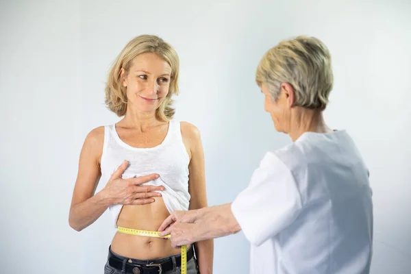 Een Vrouw Die Haar Middel Meet — Stockfoto