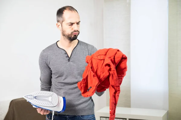 Man Trying Iron Dress — Stok fotoğraf