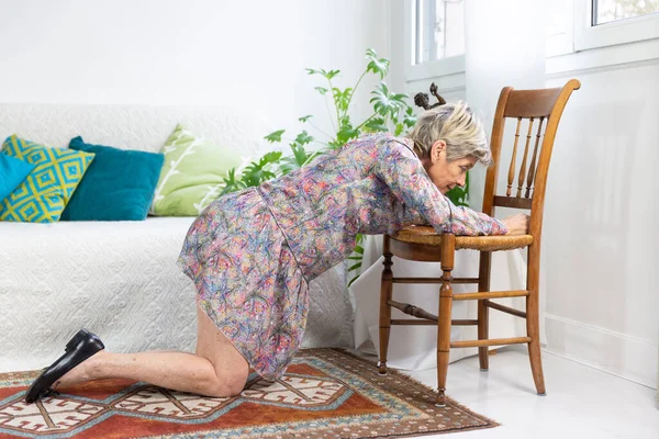 Woman Having Fallen Floor Getting Aide Chair — Stock fotografie