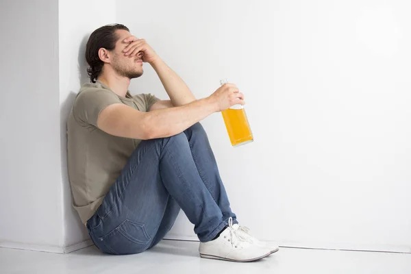 Homme Avec Une Bouteille Alcool — Stock Photo, Image